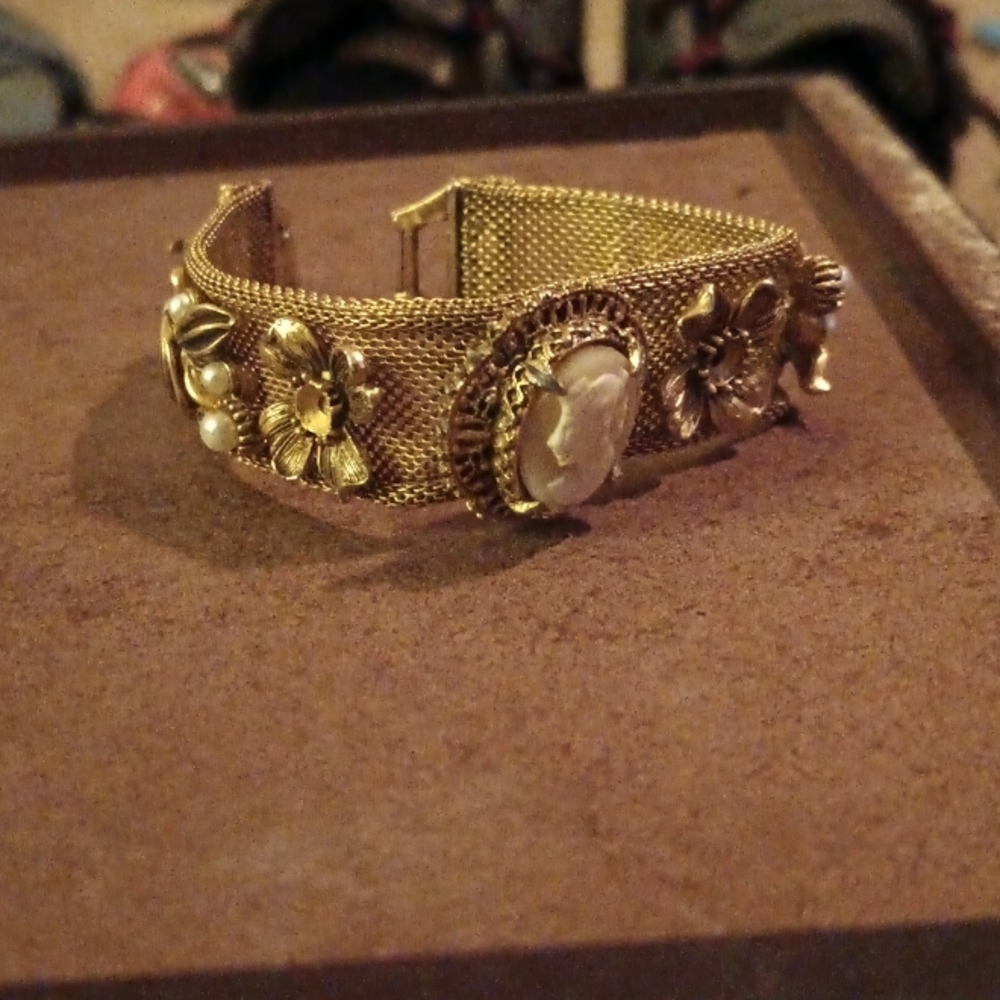 Vintage 1940's Gold Mesh Cameo Bracelet